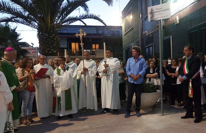 Piazza dedicata a don Domenico Tattoli nel quartiere Punta Pagliaio. Mons. D’Ascenzo: «Un sacerdote che sapeva stare tra la gente»