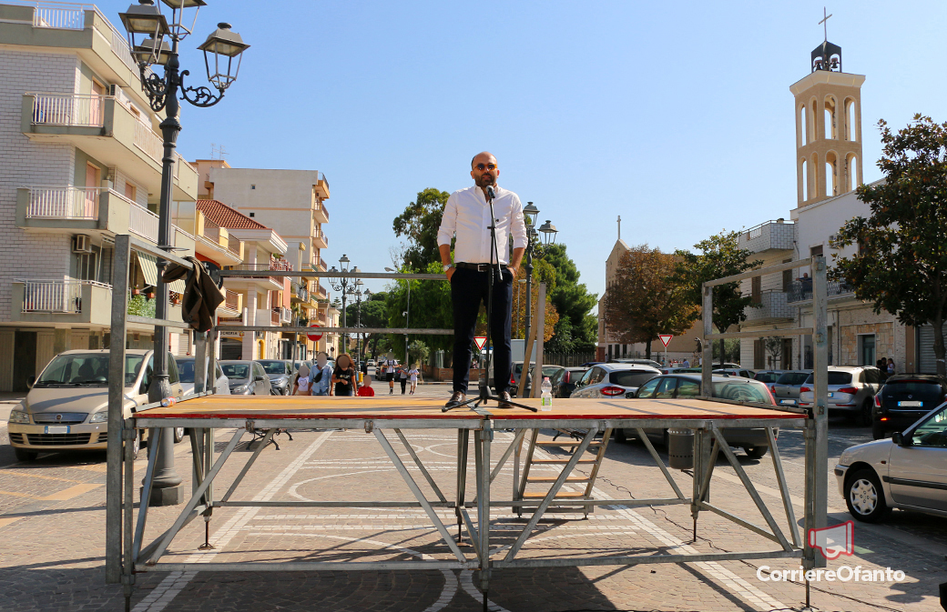Losapio si confronta in piazza: “Nessun provvedimento penale, nessun legame con la criminalità. Trinitapoli sa la verità”