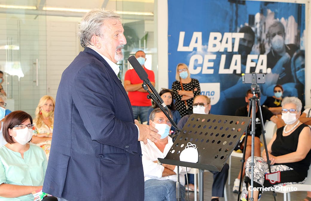 Bagno di folla a Margherita di Savoia per il Governatore della Puglia Michele Emiliano