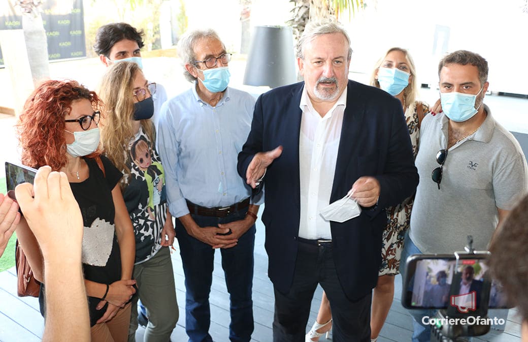 Il presidente Emiliano ai trinitapolesi: «A Barisciano mò lo dovete fare vincere!»