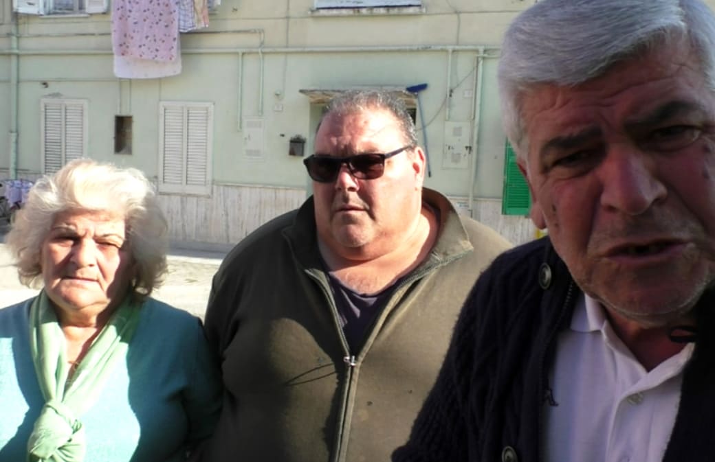 Grido d’allarme di alcuni residenti del quartiere Unrra Casas: «Regione e Arca ci hanno abbandonati»