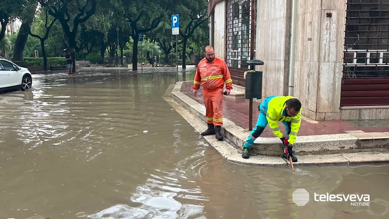 Bomba d’acqua a Canosa: strade come fiumi e lungo blackout, tecnici al lavoro fino a notte